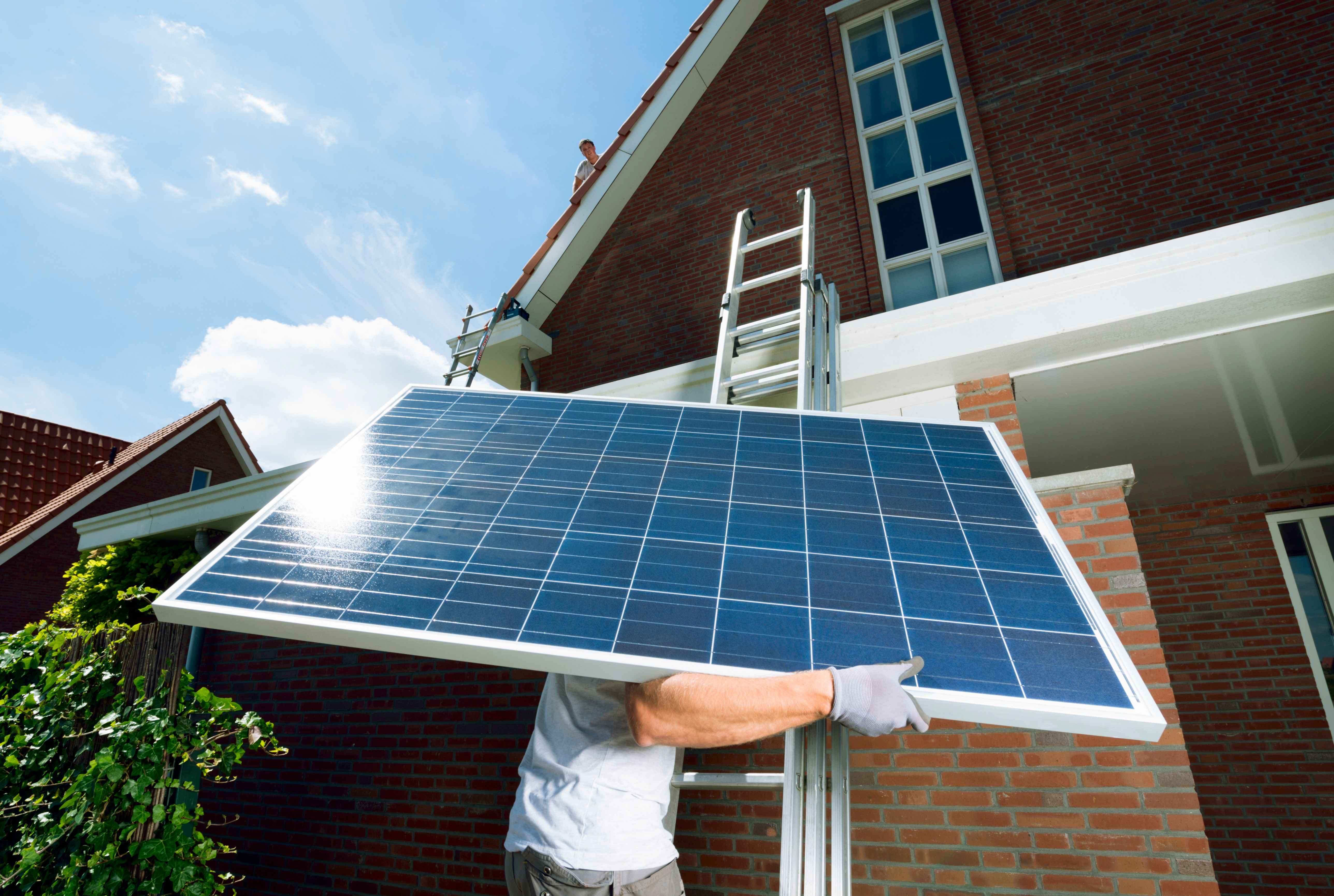 Installateur van Sunergy met zonnepaneel